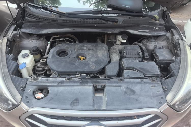 Used Hyundai ix35 2013 2.0L Automatic Two-Wheel Drive Smart GLS China IV Standard Engine Bay