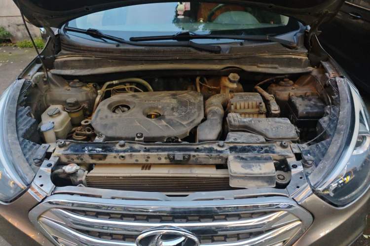 Used Hyundai ix35 2013 2.0L Automatic Two-Wheel Drive Smart GLS China IV Standard Engine Bay
