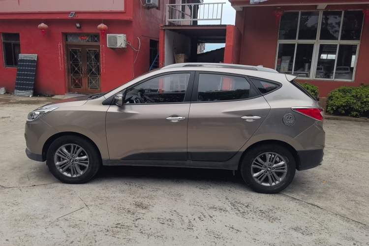 Used Hyundai ix35 2013 2.0L Automatic Two-Wheel Drive Smart GLS China IV Standard Exterior 2