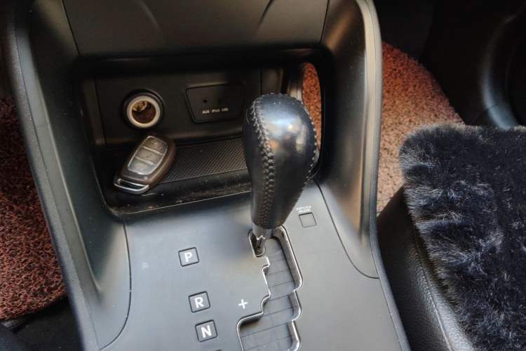 Used Hyundai ix35 2013 2.0L Automatic Two-Wheel Drive Smart GLS China IV Standard Gear Lever