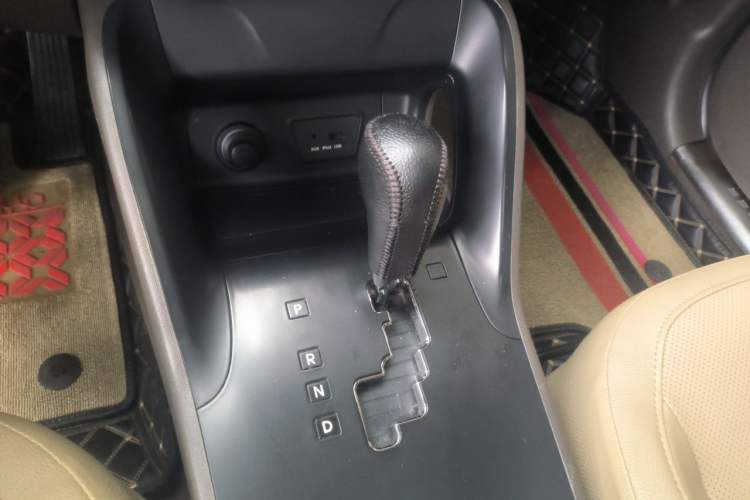 Used Hyundai ix35 2013 2.0L Automatic Two-Wheel Drive Smart GLS China IV Standard Gear Lever