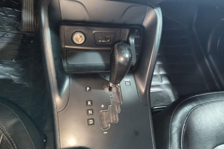 Used Hyundai ix35 2013 2.0L Automatic Two-Wheel Drive Smart GLS China IV Standard Gear Lever