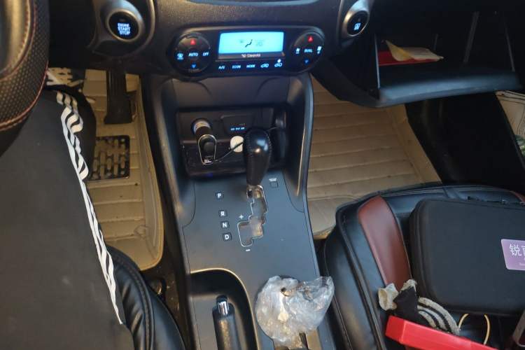 Used Hyundai ix35 2013 2.0L Automatic Two-Wheel Drive Smart GLS China IV Standard Gear Lever