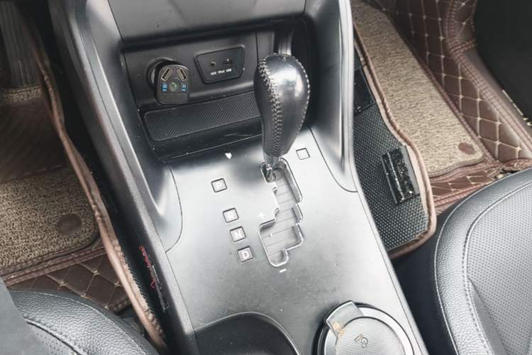 Used Hyundai ix35 2013 2.0L Automatic Two-Wheel Drive Smart GLS China IV Standard Gear Lever