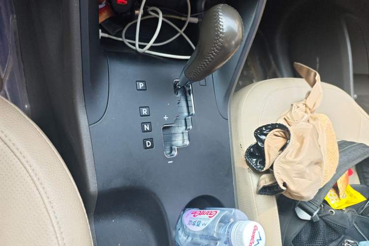 Used Hyundai ix35 2013 2.0L Automatic Two-Wheel Drive Smart GLS China IV Standard Gear Lever