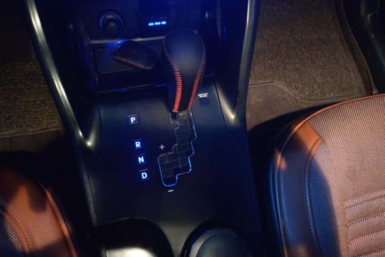 Used Hyundai ix35 2013 2.0L Automatic Two-Wheel Drive Smart GLS China IV Standard Gear Lever