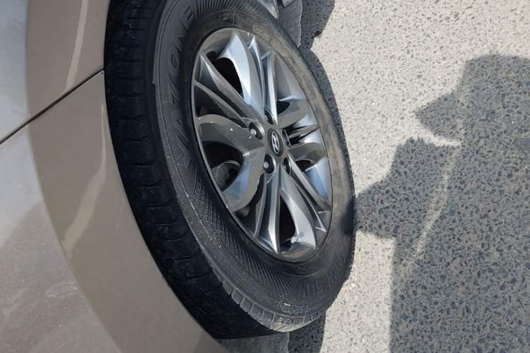 Used Hyundai ix35 2013 2.0L Automatic Two-Wheel Drive Smart GLS China IV Standard Left Front Wheel Hub