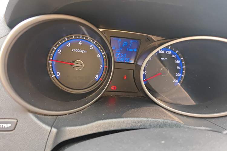 Used Hyundai ix35 2013 2.0L Automatic Two-Wheel Drive Smart GLS China IV Standard Odometer Close Up