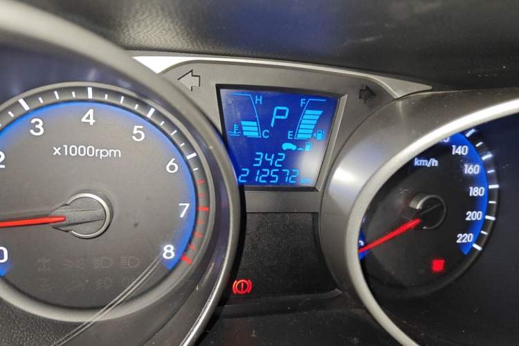 Used Hyundai ix35 2013 2.0L Automatic Two-Wheel Drive Smart GLS China IV Standard Odometer Close Up