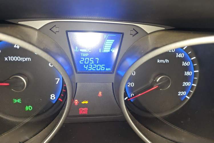 Used Hyundai ix35 2013 2.0L Automatic Two-Wheel Drive Smart GLS China IV Standard Odometer Close Up