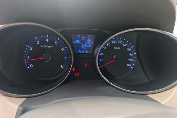 Used Hyundai ix35 2013 2.0L Automatic Two-Wheel Drive Smart GLS China IV Standard Odometer Close Up