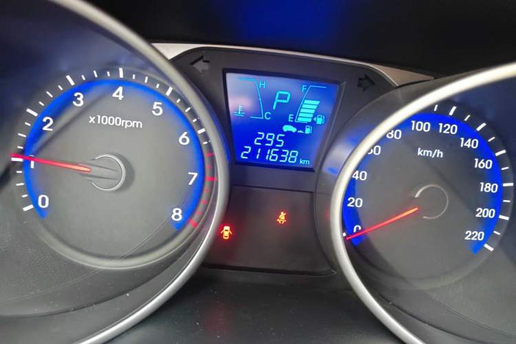 Used Hyundai ix35 2013 2.0L Automatic Two-Wheel Drive Smart GLS China IV Standard Odometer Close Up