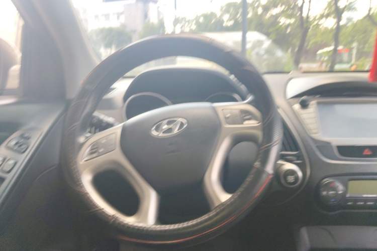 Used Hyundai ix35 2013 2.0L Automatic Two-Wheel Drive Smart GLS China IV Standard Steering Wheel