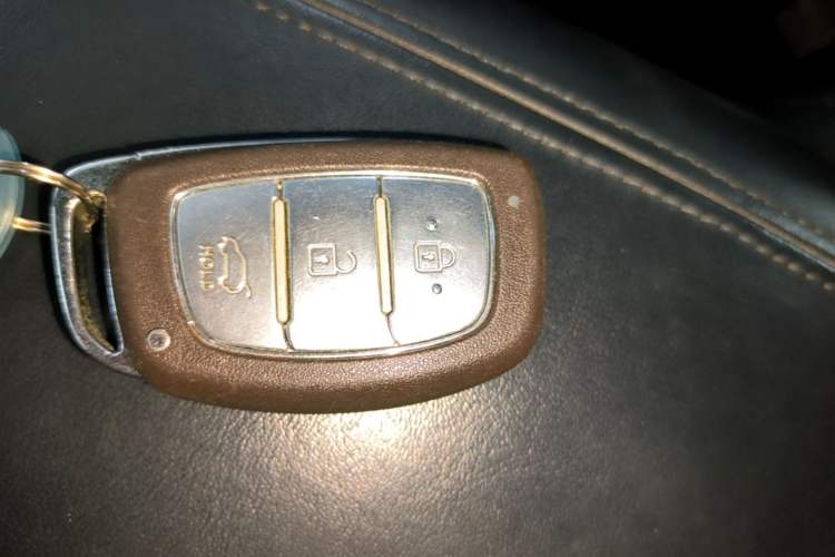Used Hyundai ix35 2013 2.0L Automatic Two-Wheel Drive Smart GLS China IV Standard Vehicle Key