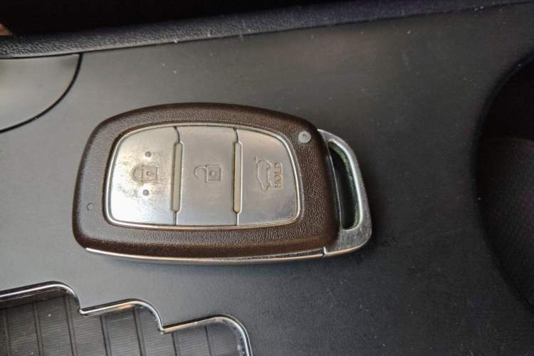 Used Hyundai ix35 2013 2.0L Automatic Two-Wheel Drive Smart GLS China IV Standard Vehicle Key