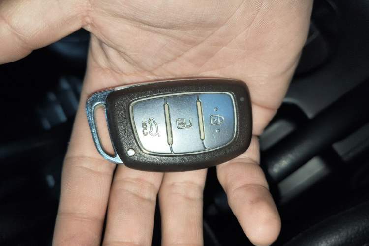 Used Hyundai ix35 2013 2.0L Automatic Two-Wheel Drive Smart GLS China IV Standard Vehicle Key