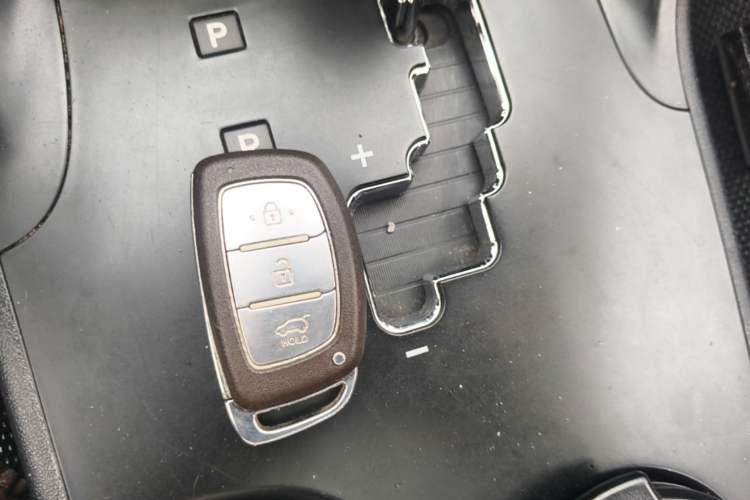 Used Hyundai ix35 2013 2.0L Automatic Two-Wheel Drive Smart GLS China IV Standard Vehicle Key