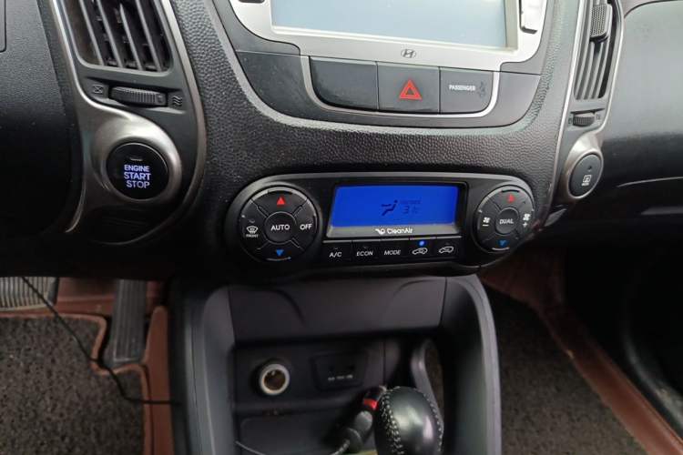 Used Hyundai ix35 2015 2.0L Automatic 2WD Smart Version China V Standard Audio And AC Panel