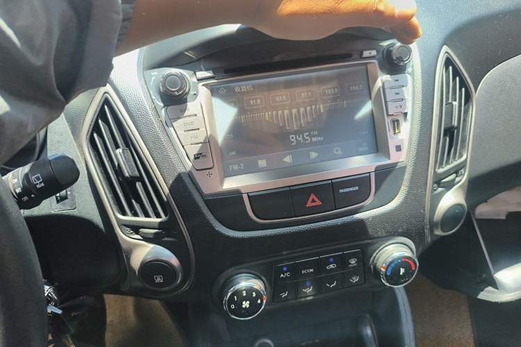 Used Hyundai ix35 2015 2.0L Automatic 2WD Comfort Edition China IV Standard Audio And AC Panel