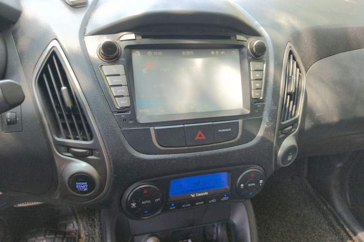 Used Hyundai ix35 2015 2.0L Automatic 2WD Smart Version China V Standard Audio And AC Panel