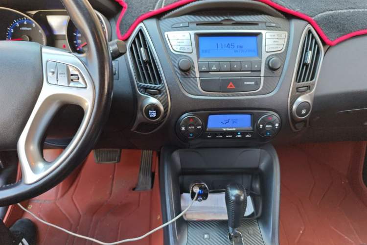 Used Hyundai ix35 2015 2.0L Automatic 2WD Smart Version China V Standard Audio And AC Panel