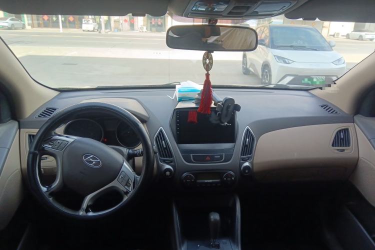 Used Hyundai ix35 2015 2.0L Automatic 2WD Smart Type China IV Center Console