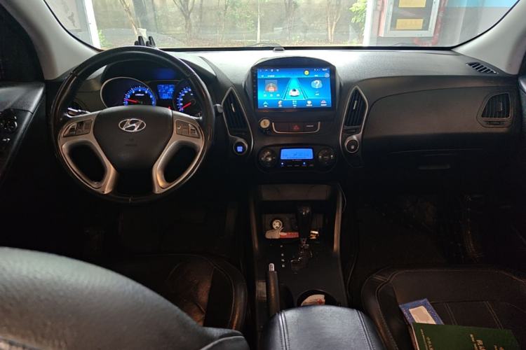 Used Hyundai ix35 2015 2.0L Automatic 2WD Smart Type China IV Center Console