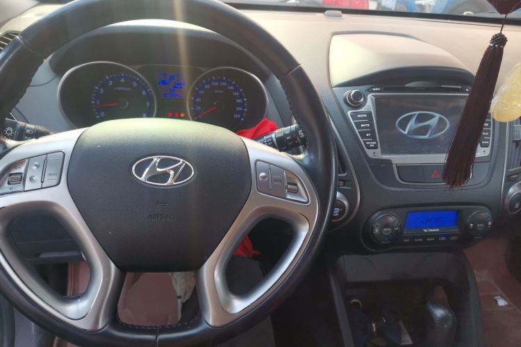 Used Hyundai ix35 2015 2.0L Automatic 2WD Smart Version China V Standard Center Console
