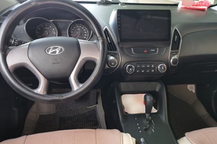Used Hyundai ix35 2015 2.0L Automatic 2WD Comfort Edition China IV Standard Center Console