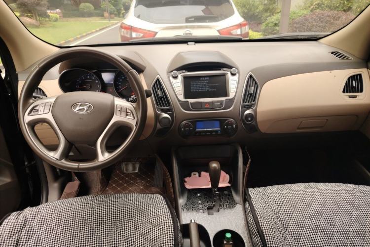 Used Hyundai ix35 2015 2.0L Automatic 2WD Smart Type China IV Center Console