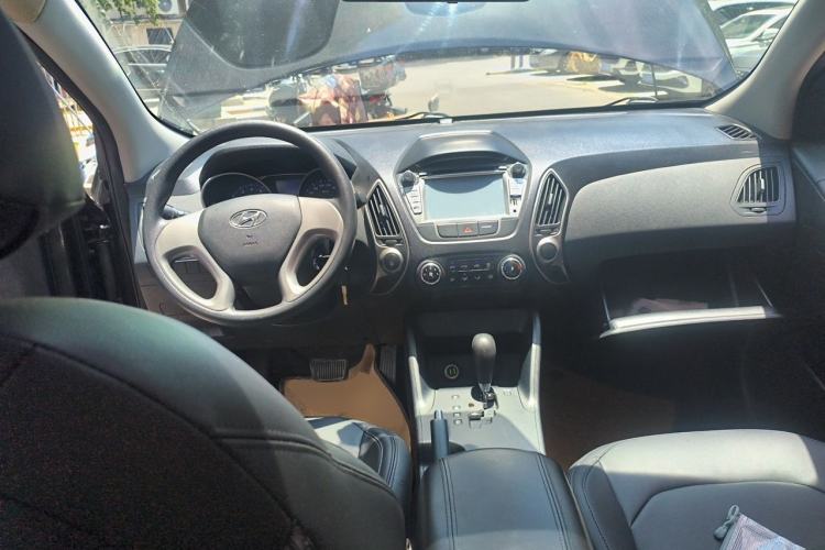 Used Hyundai ix35 2015 2.0L Automatic 2WD Comfort Edition China IV Standard Center Console