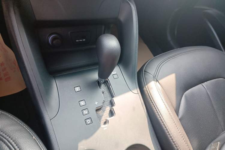 Used Hyundai ix35 2015 2.0L Automatic 2WD Comfort Edition China IV Standard Gear Lever