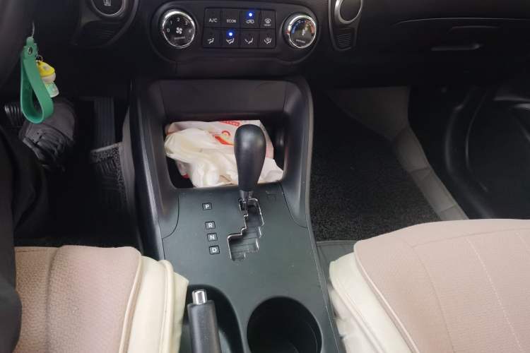 Used Hyundai ix35 2015 2.0L Automatic 2WD Comfort Edition China IV Standard Gear Lever