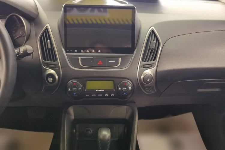 Used Hyundai ix35 2015 2.0L Automatic 2WD Smart Version China V Standard Audio And AC Panel