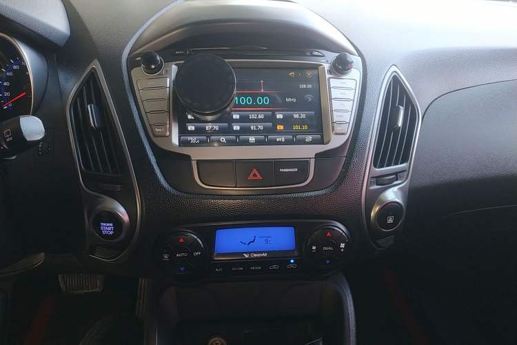 Used Hyundai ix35 2015 2.0L Automatic 2WD Smart Version China V Standard Audio And AC Panel