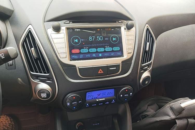 Used Hyundai ix35 2015 2.0L Automatic 2WD Smart Version China V Standard Audio And AC Panel