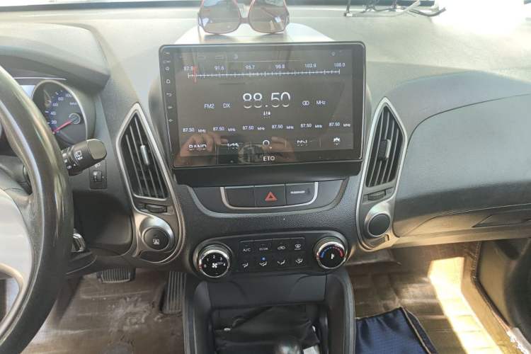 Used Hyundai ix35 2015 2.0L Automatic 2WD Comfort Edition China IV Standard Audio And AC Panel