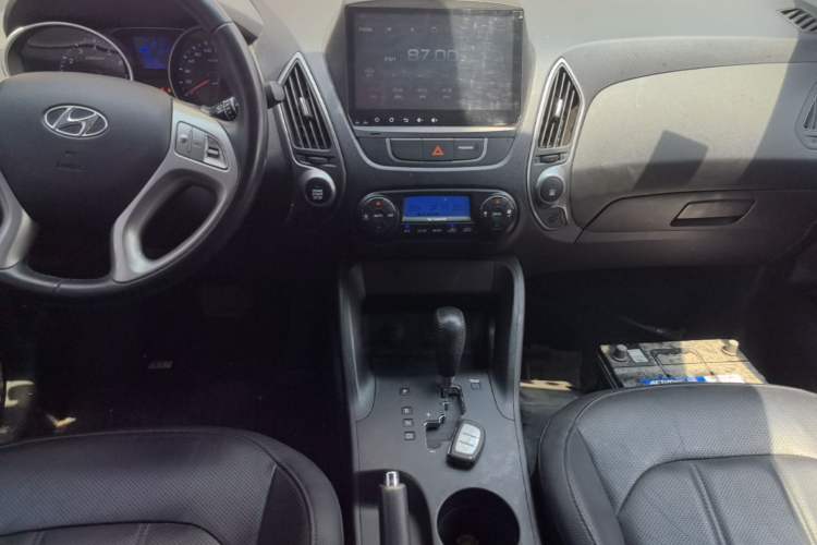 Used Hyundai ix35 2015 2.0L Automatic 2WD Smart Version China V Standard Audio And AC Panel