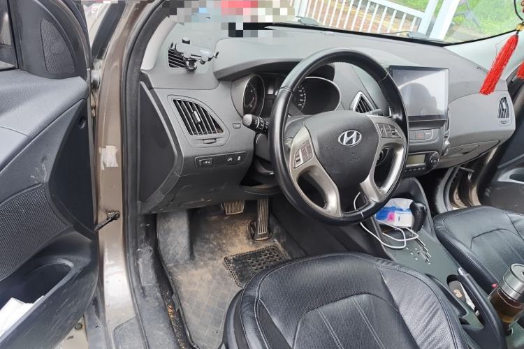 Used Hyundai ix35 2015 2.0L Automatic 2WD Smart Type China IV Center Console