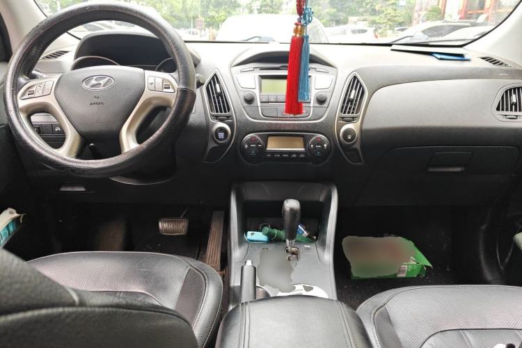 Used Hyundai ix35 2015 2.0L Automatic 2WD Smart Type China IV Center Console