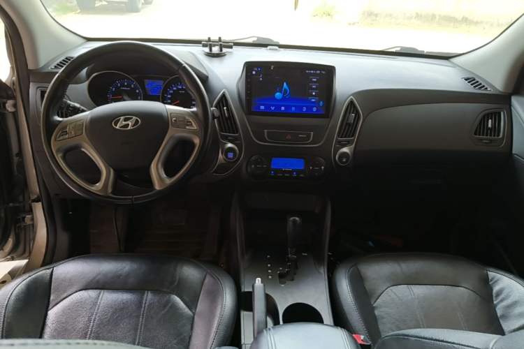Used Hyundai ix35 2015 2.0L Automatic 2WD Smart Version China V Standard Center Console