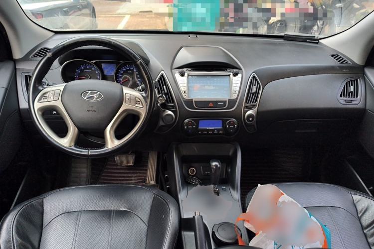 Used Hyundai ix35 2015 2.0L Automatic 2WD Smart Type China IV Center Console