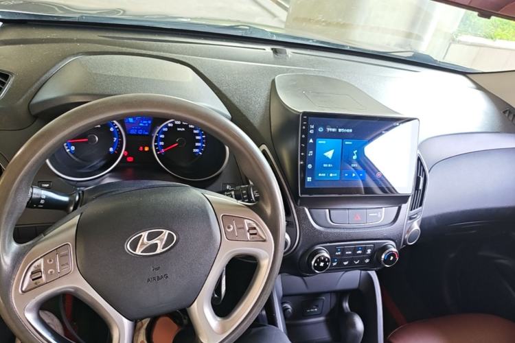 Used Hyundai ix35 2015 2.0L Automatic 2WD Comfort Edition China IV Standard Center Console