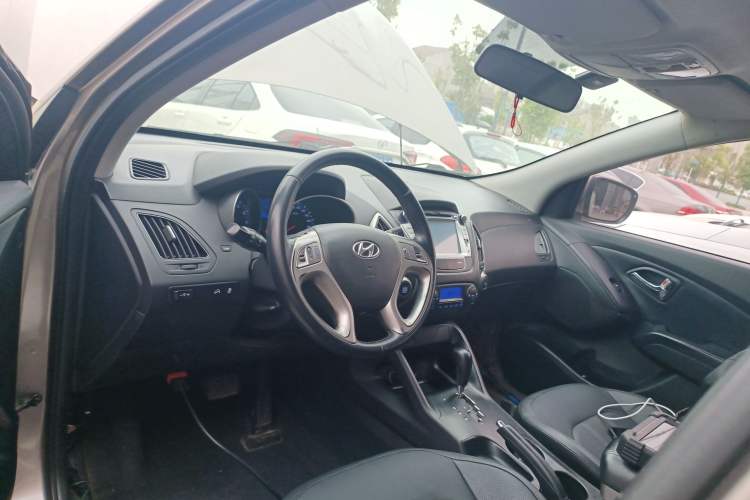 Used Hyundai ix35 2015 2.0L Automatic 2WD Smart Type China IV Center Console