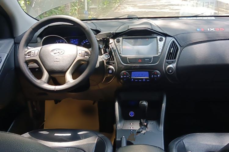 Used Hyundai ix35 2015 2.0L Automatic 2WD Smart Type China IV Center Console
