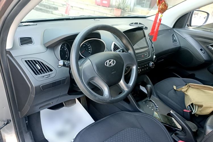 Used Hyundai ix35 2015 2.0L Automatic 2WD Comfort Edition China IV Standard Center Console