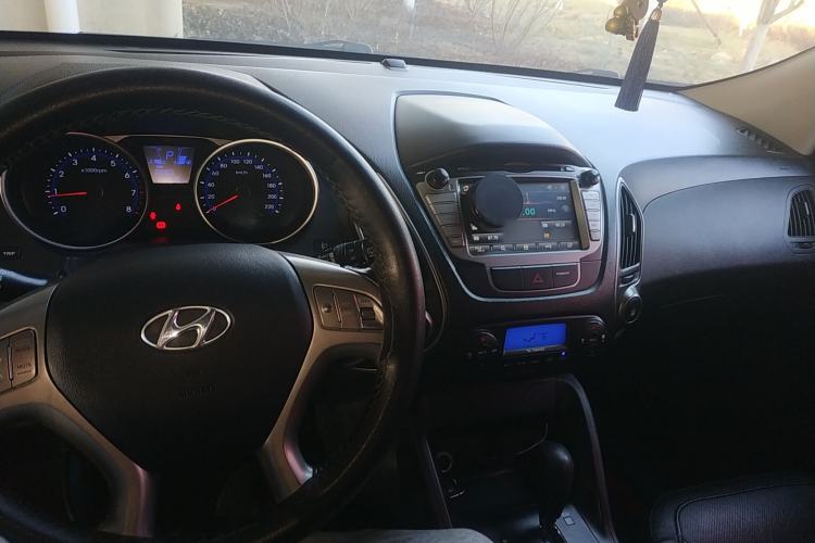 Used Hyundai ix35 2015 2.0L Automatic 2WD Smart Version China V Standard Center Console