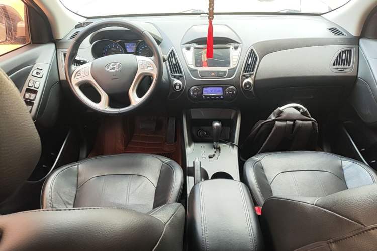 Used Hyundai ix35 2015 2.0L Automatic 2WD Smart Version China V Standard Center Console