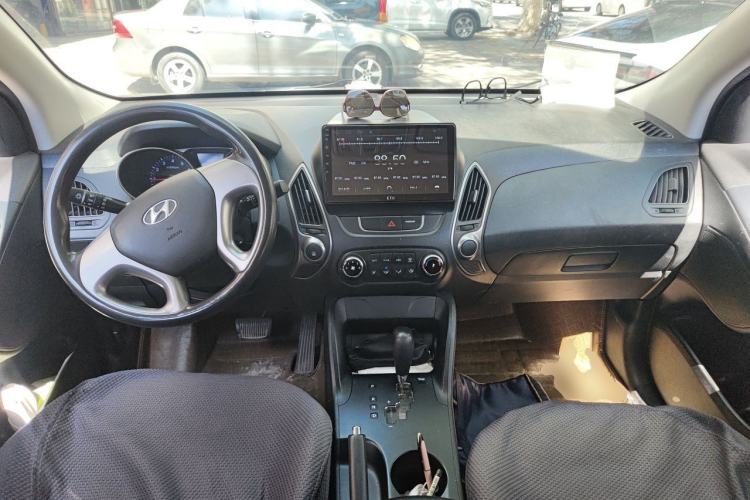 Used Hyundai ix35 2015 2.0L Automatic 2WD Comfort Edition China IV Standard Center Console