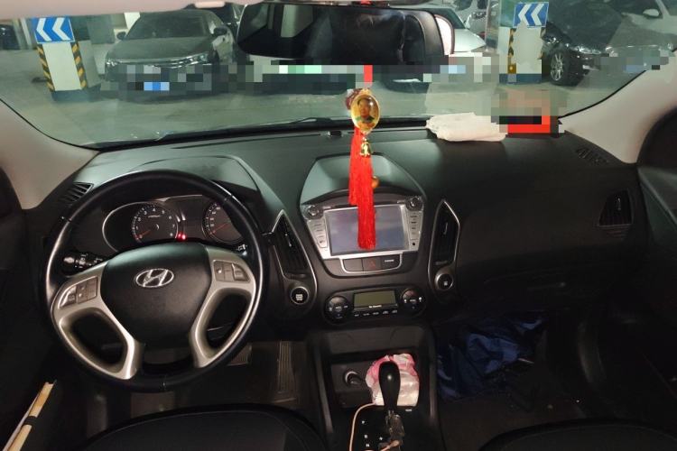 Used Hyundai ix35 2015 2.0L Automatic 2WD Smart Type China IV Center Console